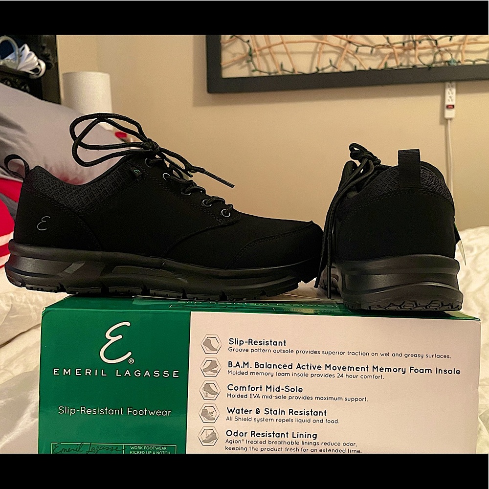 Non slip work shoes